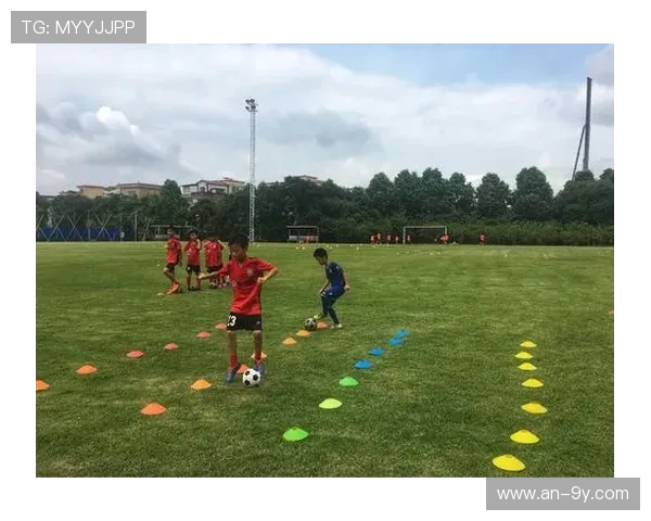 深入解析足球外拉与内拉技术差异及实战影响全面提升球感表现能力