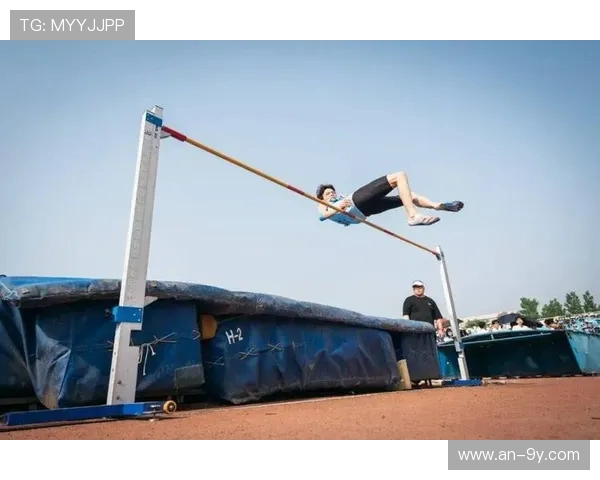 足球巨人崛起 运动员挑战极限模仿传奇巨人勇攀高峰
